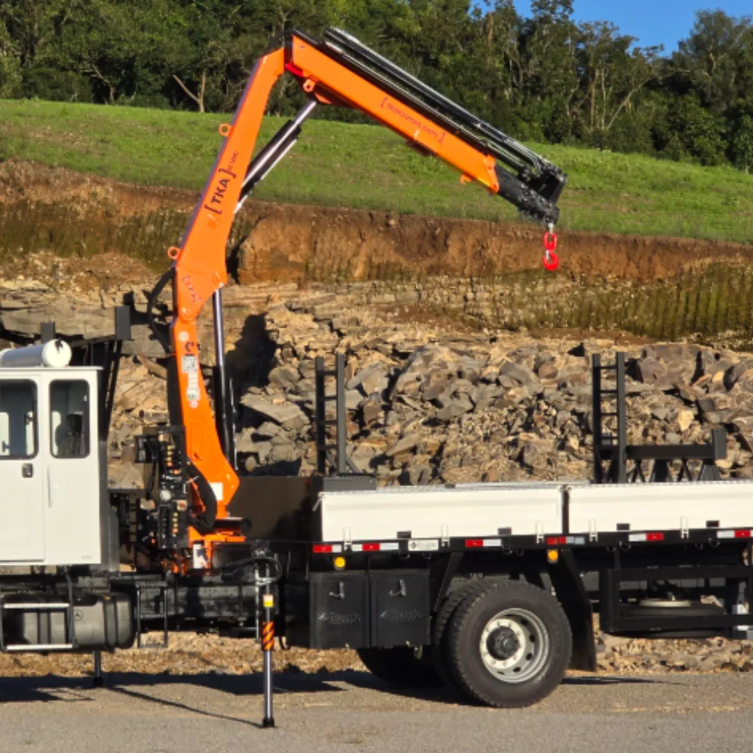Guindaste articulado Munck TKA 11.900 instalado em caminhão, ideal para içamento e movimentação de cargas pesadas