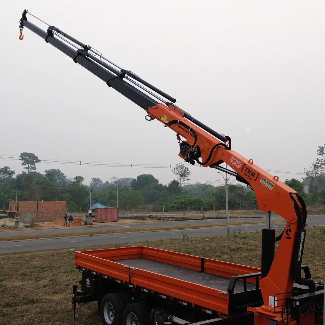 Guindaste articulado Munck TKA 45.700 instalado em caminhão braço levantado
