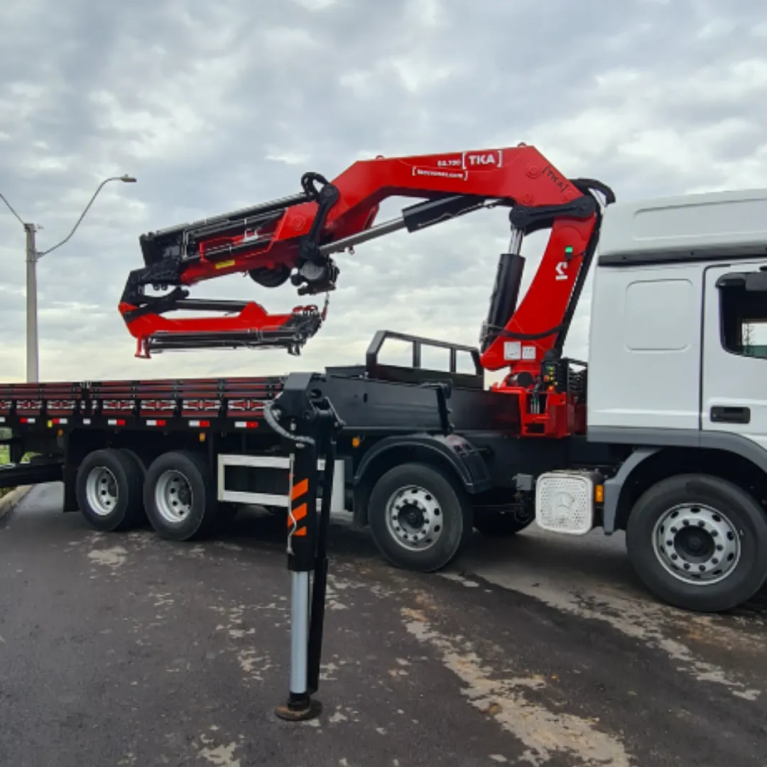 Guindaste articulado Munck TKA 50.700+FLYJIB instalado em caminhão patola acionada