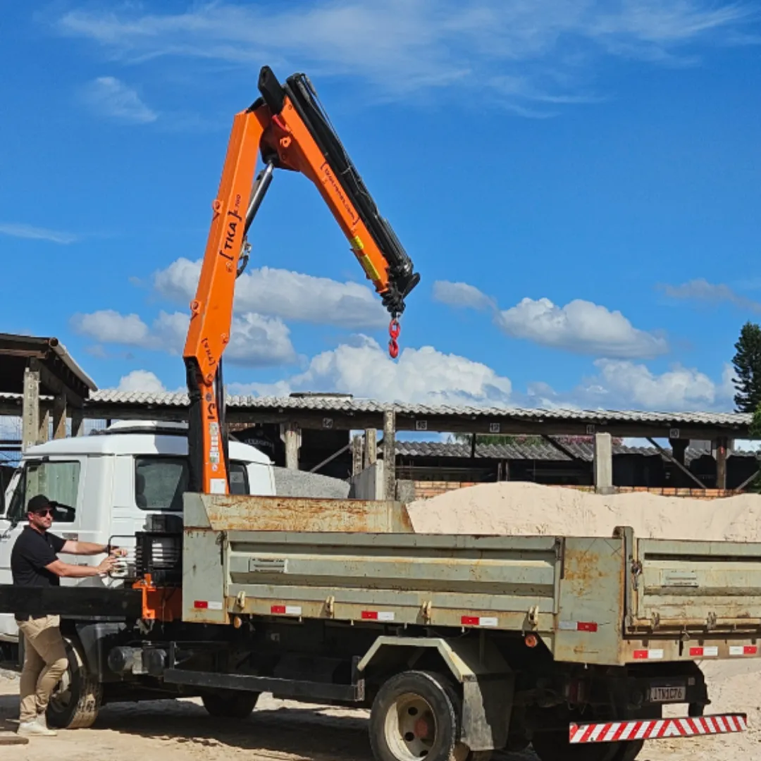 Guindaste articulado Munck TKA 6.700 instalado em caminhão visão trazeira