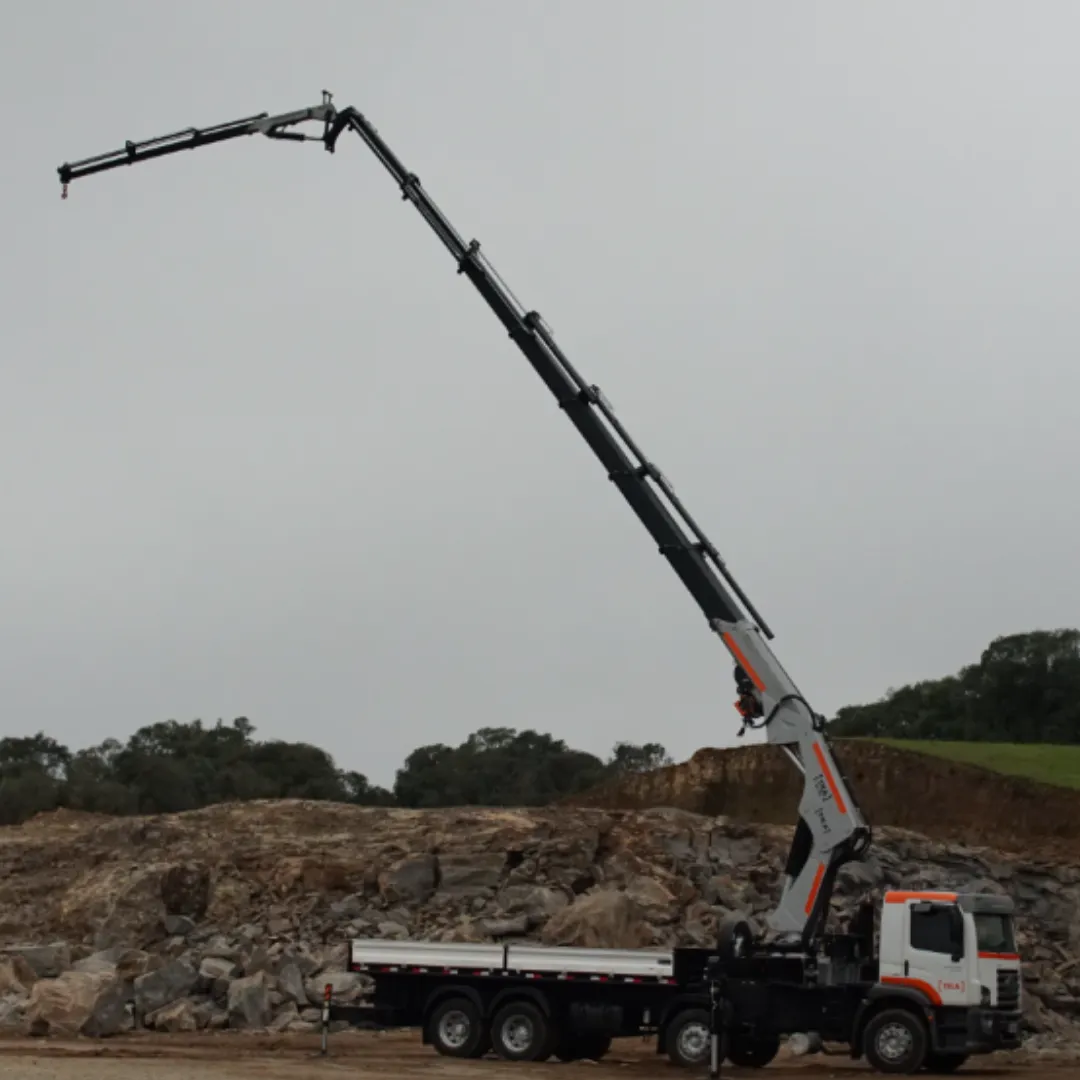 Guindaste articulado Munck TKA 80.700 + FLYJIB instalado em caminhão levantando braço