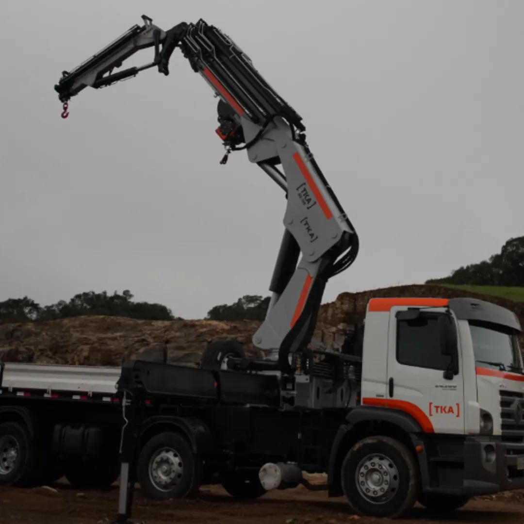 Guindaste articulado Munck TKA 80.700 + FLYJIB instalado em caminhão braço levantado